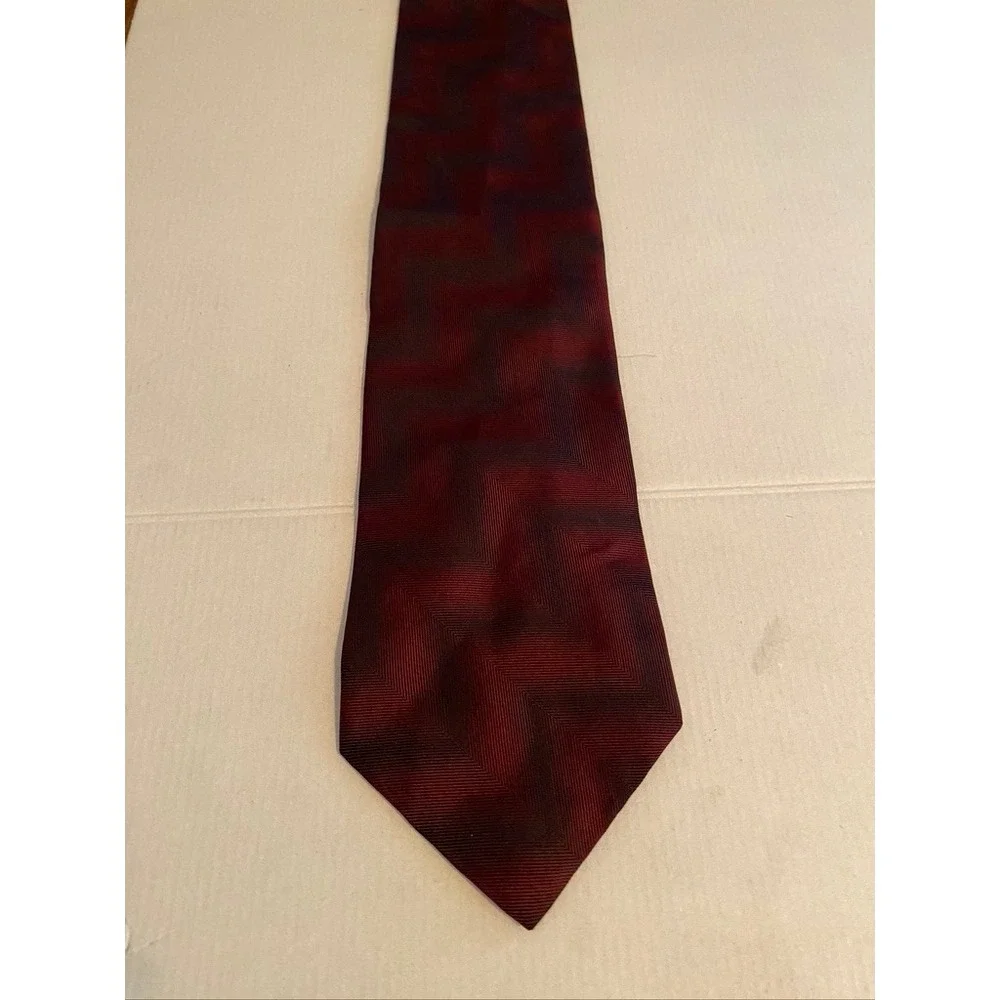 Reaction Kenneth Cole Mens Silk Tie Burgundy Black Chevron Zigzag Geometric USA